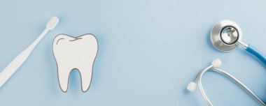 Diş Hekimi Günü, bir kağıt diş fırçası, diş fırçası ve diş kontrolü için ayna vurguluyor. Dünya Ağız Sağlığı Günü 'nde diş hekimlerini, ağız temizliğini ve sağlık bilincini tanımak. Üst görünüm, boşluk kopyala