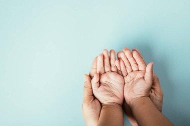 İzole edilmiş arka planda aile bireylerinin yakın çekim görüntüsü. Aile ve Veliler Günü 'nde aileleri ve çocukları bir arada tutarak destek veriyorlar..