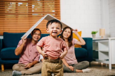 Kalacak yer ve taşınma kavramı, gülümseyen aile babaları, karton çatılı çocuklar yeni evlerinde güvenlik ve mutluluğun tadını çıkarıyorlar. Aşk ve destek onlara yol gösteren ışıklardır..