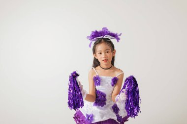 Ponponlu, üniformalı, gülümseyen bir amigo kız. Stüdyo portresi onun gençlik enerjisini ve amigoluğa olan sevgisini gösteriyor. Amigo kız.