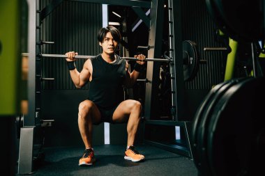 Asyalı kaslı bir adam spor salonunda halterle ağırlık çalışırken spor yaparken spor yaparken spor yaparken spor yaparken spor yaparken spor yaparken spor yaparken spor yaparken spor yaparken spor yaparken ağırlık kaldırırken spor yaparken.