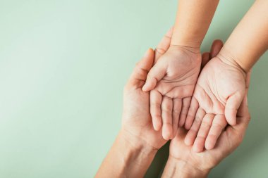 Ebeveynler ve çocuklar boş elleriyle yukarıdan izole bir şekilde bakıyorlar. Aile Günü 'nü resmetmek birliktelik desteği ve miras bırakılması..