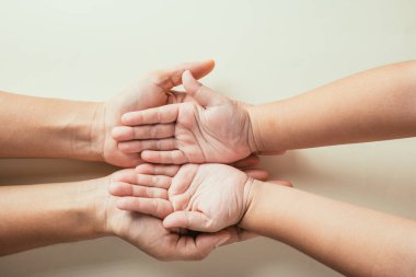 Aile Günü 'nü kutluyoruz. Ebeveynler ve çocuklar boş elleriyle üst tarafa bakıyor. Birliktelik desteği ve nesillerin mirasını kucaklamak.