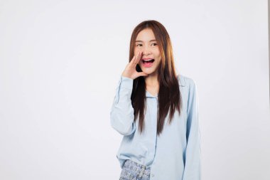 Sevinçle bağıran ve ağzını kapatan bir kadın, başka bir kadın enerji ve coşkuyla haber yapıyor, parlak beyaz bir arkaplanda izole edilmiş bir şekilde yakalanıyor..