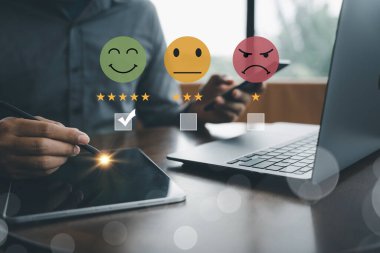Müşteri memnuniyeti ve hizmet kalitesi anketi iş adamı tarafından en yüksek seviyede gülen yüz ikonu üzerinden sanal ekranla geri bildirimi ölçmek için yürütülüyor. Sonuç olumlu bir değerlendirmedir