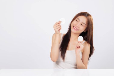 Pamuk yastık, elinde başka bir pamuk tutarken cildinde kayıyor ve yüz bakımının her adımında kendine güveni olan doğal ve temiz bir güzelliği açığa çıkarmasına yardım ediyor. izole stüdyo beyaz arkaplan