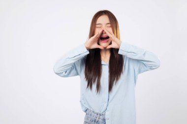 Duyuru, kadınların elleri ağzının etrafında gezerken ve başka bir kadın haber vermeye hazırlanırken başlar. Hem aciliyeti hem de duyguları ifade eder, beyaz arka planda izole bir şekilde..