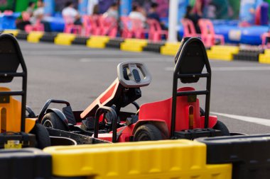 Kırmızı Go-kart spor aksiyonu. Sürücüler yüksek hızlı go kart yarışı için hazırlanıyor. Açık hava motorsporları pistinde yarışmaya hazır..