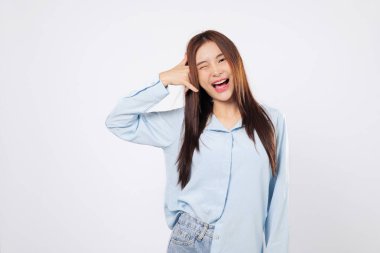 Bana neşeli bir kadının jesti diyebilirsiniz. İkinci kadın el hareketini telefon olarak kullanır. Yüzü parmaklarıyla hem eğlenceli hem de flört ifadeleri gösterir..