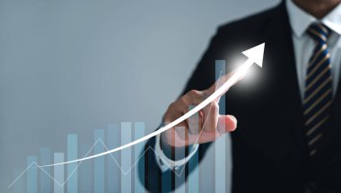 Başarı ve büyümeye yönelik gelişim hikayesi iş analizi, finansal yatırım ve teknoloji konseptiyle tanımlanır. Sanal ekrandaki mali grafik hikayeyi anlatıyor.