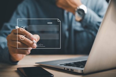 Sanal ekranda elektronik belgeleri imzalamak için kalemle çalışan işadamlarının yakın çekimi. Evraksız ofis konsepti, e-imza ve belge yönetimi. Anlaşma onaylandı..