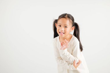 Coşkulu genç kız, olumlu bir gülümseme, beyaz bir arka planda izole edilmiş bir anlaşma ve pozitiflikle 