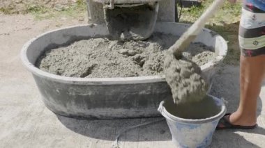 Gri harç ve kumla doldurulmuş çimento karıştırıcısı. İnşaata hazır beton karışımı yaratmak için çalkalanan bıçaklar..