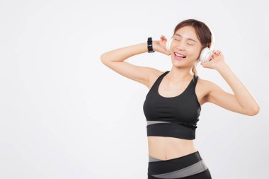 Dans, antrenman kıyafetli bu neşeli Asyalı kadın için özgürlüğü ifade ediyor. Müzik akarken, kendine güvenerek ve yüzünde bir gülümsemeyle dans etmek için tekrar hareket eder. izole stüdyo beyaz arkaplan