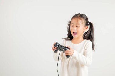 Asyalı mutlu portre genç kız gülümseme yaşam tarzı oyun teknolojisi el ele oyun oynuyor izole edilmiş beyaz arka plan fotokopi alanı, anaokulu çocuk rahatlama zamanı