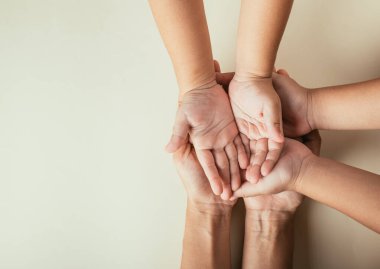 Aile Günü 'nü kutlarken, ebeveynler ve çocuklar boş ellerle yukarıdan izole bir şekilde bakıyorlar. Birliktelik desteği ve aile mirasının devamlılığını kucaklamak.