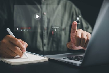 Web siteleri ve e-öğrenme kurslarına katılan bir adam olarak çevrimiçi eğitimin gücüne tanık olun. Kişisel ve kariyer gelişimi için yeni beceriler geliştirin.