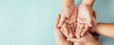 Ailenin üst görüntüsü izole edilmiş arka planda. Ebeveynler ve çocuklar, Aile ve Ebeveynler Günü 'nde destek ve sevgi anlamına gelen boş bir alan tutuyorlar..