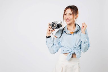Vintage kamera tutan turistler neşeli turist anlarına gülümsüyor. Portre mutlu Asyalı kadın yolculuğu boyunca pozitif seyahat enerjisi gösteriyor. Heyecanlı yaz, izole stüdyo beyaz arka plan