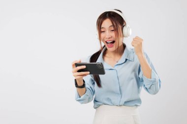 Oyundan sonra oyundan sonra heyecan ve gezici eğlenceyle kutlama yapmak için elini kaldıran bir kadın için oyun eğlencesi. çevrimiçi izole edilmiş stüdyo beyaz arkaplan