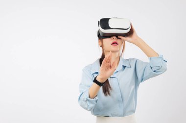 VR gözlüklü Asyalı kadın sanal gerçekliği keşfediyor, gelecekteki oyun uygulamalarına dokunuyor, VR deneyiminden memnun, beyaz ekranda etkileşen bir iş kadını, izole edilmiş beyaz arka plan