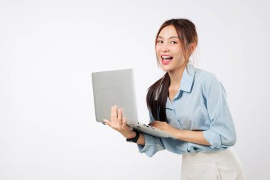 Mutlu Asyalı genç bir kadın çalışırken dizüstü bilgisayar kullanıyor, yazarken heyecanlanıyor ve yakınındaki ikinci dizüstü bilgisayarıyla iş hayatına odaklanıyor. izole stüdyo beyaz arkaplan