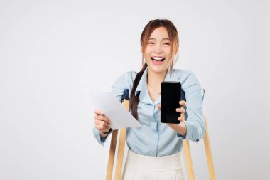 Koltuk değnekli hasta elinde kağıt ve telefon ile gururla duruyor. Koltuk değnekleri, kaza ödemesini güvenli bir şekilde yaparken desteğin sembolü. sigorta izole stüdyo beyaz arka plan