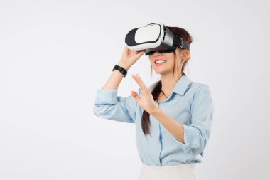 VR gözlüklü Asyalı kadın gelecekteki sanal gerçeklik oyununa dokunuyor, iş kadını beyaz ekran, izole edilmiş beyaz arka plan için VR gözlük takan yeni dijital dünyaları keşfediyor.