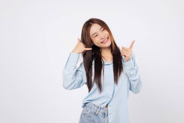 El ve parmak kullanan bir kadın tarafından yapılan bir jest. Telefonda konuşuyormuş gibi yapan ikinci bir kadın. İzole edilmiş beyaz bir arka plan..