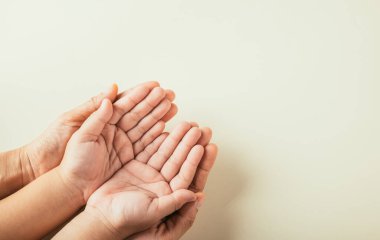 Renkli arka planda elleri boş gezen ebeveynler ve çocukların en iyi görüntüsü. Aile Günü 'nü kutlamak beraberlik desteği ve mirası yansıtıyor.