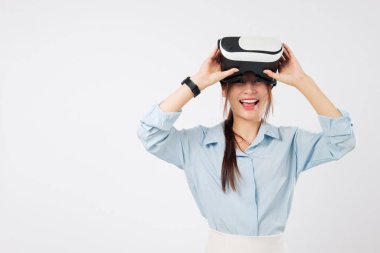 Asyalı kadın VR gözlüklerini alıyor, sanal gerçekliği deneyimledikten sonra şaşkınlıkla kulaklıkları çıkarıyor, beyaz arka planda, video oyunu seansının tadını çıkarıyor, izole edilmiş beyaz arka plan.