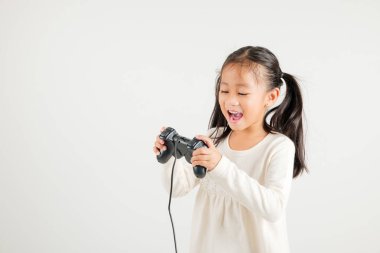 Asyalı mutlu portre genç kız gülümseme yaşam tarzı oyun teknolojisi el ele oyun oynuyor izole edilmiş beyaz arka plan fotokopi alanı, anaokulu çocuk rahatlama zamanı