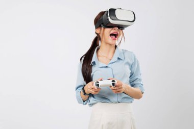 Genç Asyalı kadının sanal gerçekliği heyecan ve neşeyle keşfettiği VR oyununun tadını çıkarırken, oyun deneyimi tam gaz devam ediyor. izole stüdyo beyaz arkaplan