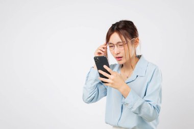 Ekran kullanımıyla görüş bulanıklığı, gözlük tutan sorunlu kadın, görme kaybı ve telefona bakarken görme bozukluğu. Göz hastalıkları stüdyo beyaz arka plan