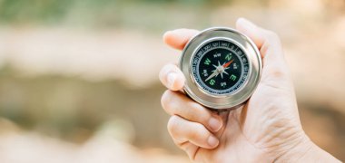 Ormanda bir yürüyüşçü karmaşanın içinden geçmek için pusulaya güvenir. Gezginin elindeki pusula liderlik ve keşfi simgeler. Konumunu belirler ve keşif yolculuğuna çıkar..