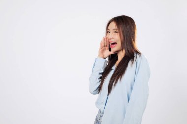 Elleri ağızda bağırarak bağıran heyecanlı kadın, ikinci kadın, izole edilmiş beyaz stüdyo arka planında duygu dolu neşeli bir ifadeyle habere tepki veriyor..