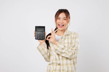 Gülümseyen kadın hesap makinesini tutuyor ve hesap makinesini iş ve pazarlamada bir onay ve finansal başarı işareti olarak tekrar gösteriyor. izole stüdyo beyaz arkaplan