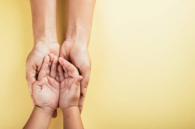 Soyutlanmış arka planda aile bireylerinin üst görüntüsü. Aile ve Aile Günü 'nde ebeveynler ve çocuklar boş alan tutarak destek ve sevgi gösteriyorlar. Birliktelik ve güven kavramı.