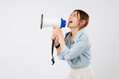 Bu heyecanlı kadın elinde bir megafon tutuyor, büyük bir duyuruya ve konuşma haberine hazır. Güçlü bir megafonla bağırıp çağırmaktan hoşlanıyor. izole stüdyo beyaz arkaplan