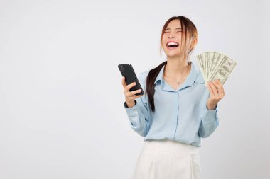 Cep telefonu ve parası olan heyecanlı kazanan kadın, çevrimiçi mutlu alışverişçi para kazanarak para kazanıyor, kendinden emin ve akıllı kararlar ve dijital anlaşmalarla gurur duyuyor. izole edilmiş beyaz arkaplan