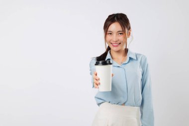 Kâğıt bardakta kahve ve gülümseyen neşeli bir kadın, geri dönüşüm temalı kafe modeli ve bu taze ve mutlu portrede gösterilen çay seçeneği. izole stüdyo beyaz arkaplan