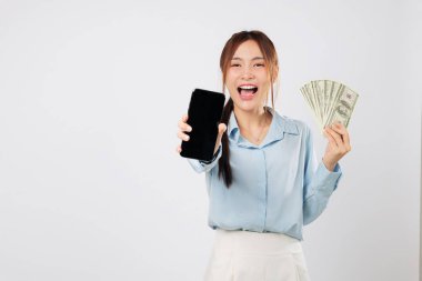 Gülümseyen mutlu kadın telefon ekranı ve elinde para, mobil internet uygulaması para kazancı finansal başarıyı ve dijital başarıyı özgüvenle temsil ediyor. izole stüdyo beyaz arkaplan