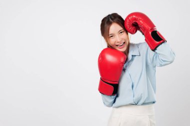Bu güçlü gülümseyen Asyalı genç kadında boks stili iş tutumuyla buluşuyor. Fitness, gardiyan pozu ve dövüşmeye hazır ruh onun kırmızı boks gücünü tanımlar. izole stüdyo beyaz arkaplan