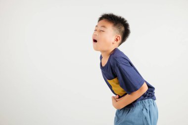 Asyalı genç çocuğun portresi mide ağrısı, karın ağrısı çeken birincil çocuk karın ağrısı, beyaz arka planda izole edilmiş stüdyo çekimi, gıda zehirlenmesi, sağlık ve tıbbi gastrit