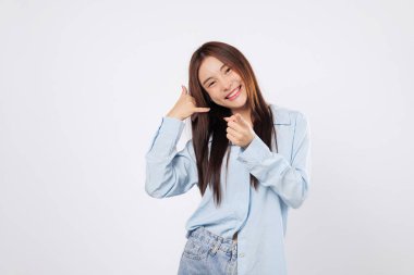 Gülümseyen kadın telefonla el hareketi yapıyor, ikinci kadın ise telefon şeklinde parmakları ile stüdyoda izole edilmiş, eğlenceli ve anlamlı bir anı işaret ediyor..