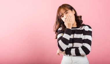 Asyalı güzel kadın duyguları yorgun ve uykulu esneyen ağzı açık, stüdyo çekimi pembe arka planda, Taylandlı kadın uykusuzluk konsepti fotokopi alanı ile izole edilmiş