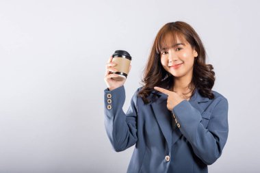 Asyalı güzel mutlu iş kadını gülümseyerek elinde kahve fincanı, beyaz arkaplanda izole edilmiş bir fotoğraf stüdyosu fotokopisi, kahve molası.