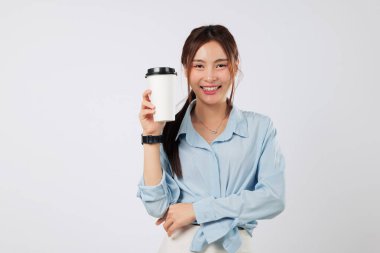 Kahve molası sırasında neşeli bir kadın tarafından tutulan kahve fincanı, kahve saati mutluluğunu gösteren, rahatlatıcı gülümseyen bir portrede geri dönüşüm kağıdı modeli. izole stüdyo beyaz arkaplan