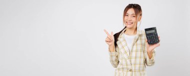 Kendinden emin Asyalı kadın hesap makinesini gösterip tutarken vergi gününde mali yönetim ve muhasebeci verimliliğini temsil etmek için ikinci hesap makinesini kaldırıyor. izole stüdyo beyaz arkaplan