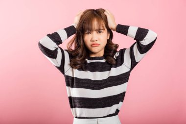 Asyalı mutlu bir portre güzel genç bir kadın kızgın ve kızgın duruyor sinirli ve öfkeli bir şekilde yumruğunu kaldırıyor öfkeyle inzivaya çekilmiş bir şekilde bağırıyor pembe arka planda stüdyo çekimi ve kopyalama alanı.